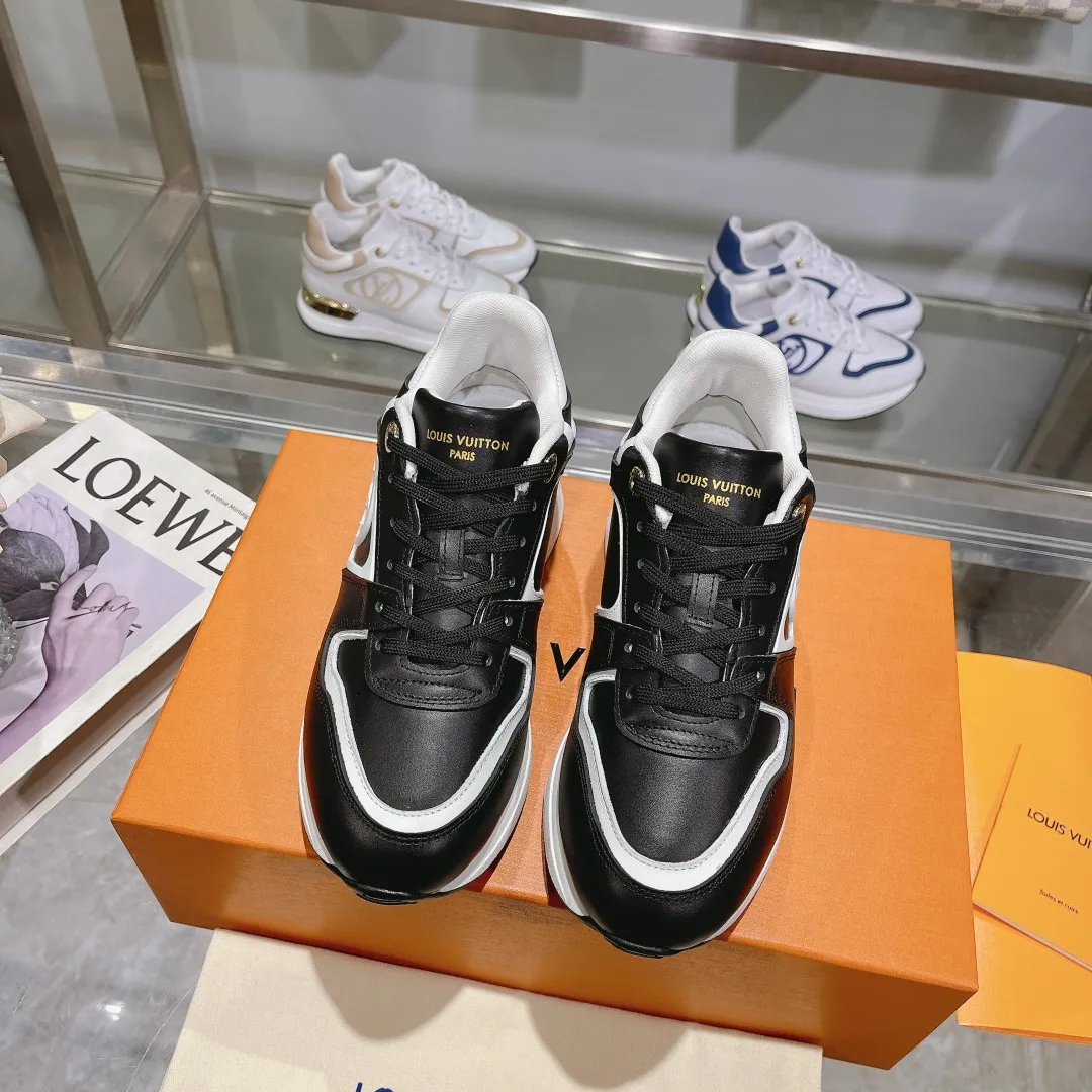 👟👟Ex-factory price 640👟👟 🔥🔥🔥LOUIS VUITTON 2025 couples models are now on the official website of Louis Vuitton, this Neo Run Away sneakers are inspired by running shoes, incorporating LV's iconic must-have shoes into the trend. This version is a 1:1 replica of the original version, made of LV denim and calfskin, highlighting its simple lines and unique wedge outsole. The main details include the LV initials on the side and the engraved gold heel stabilizer on the back plus a hidden insole. 2cm. Sizes 35-42, 39-46. Full package, high version. Welcome new and old customers to inquire.